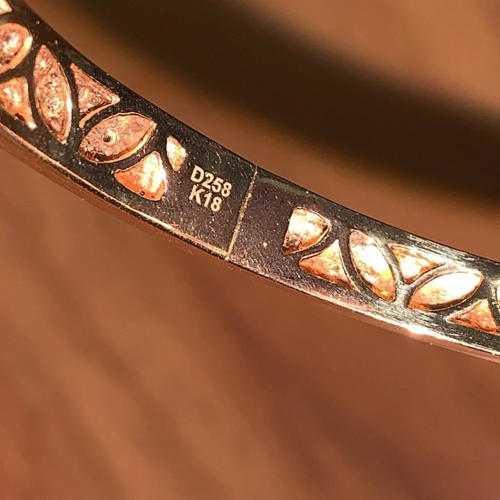 NWT 18k Gold and Diamond Bangle Bracelet